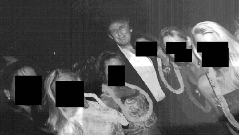 ترامب بصحبة عدد من السيدات