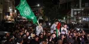 بالهتافات
      والتكبيرات،
      مظاهر
      الاحتفال
      باستقبال
      الأسرى
      الفلسطينيين
      المحررين
      (فيديو)