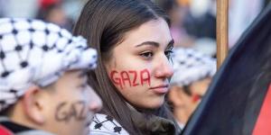 تظاهرة
      في
      كندا
      تطالب
      بوقف
      دائم
      لإطلاق
      النار
      في
      غزة
      (صور)