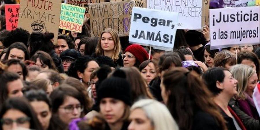 عشرات
      الآلاف
      يتظاهرون
      حول
      العالم
      للتنديد
      بالعنف
      ضد
      المرأة