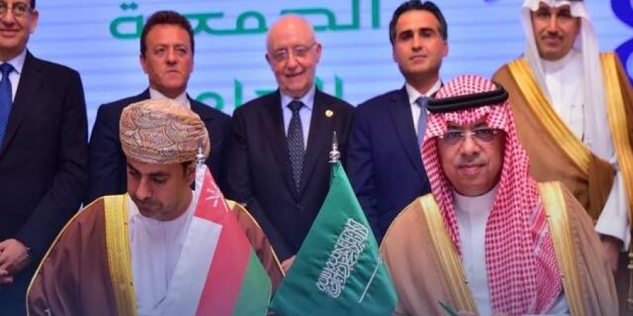 السعودية
      وعُمان
      توقعان
      مسودة
      إطار
      عمل
      مشترك
      بمجال
      خدمات
      النقل
      الجوي
      بين
      البلدين